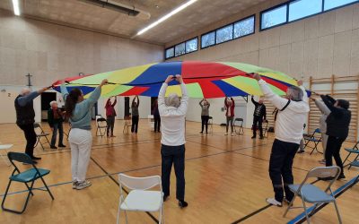 Gym Sénior sur chaise – Une séance ludique avec parachute coloré !